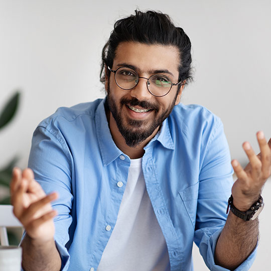 TRABAJADOR FELIZ EN EMPRESA